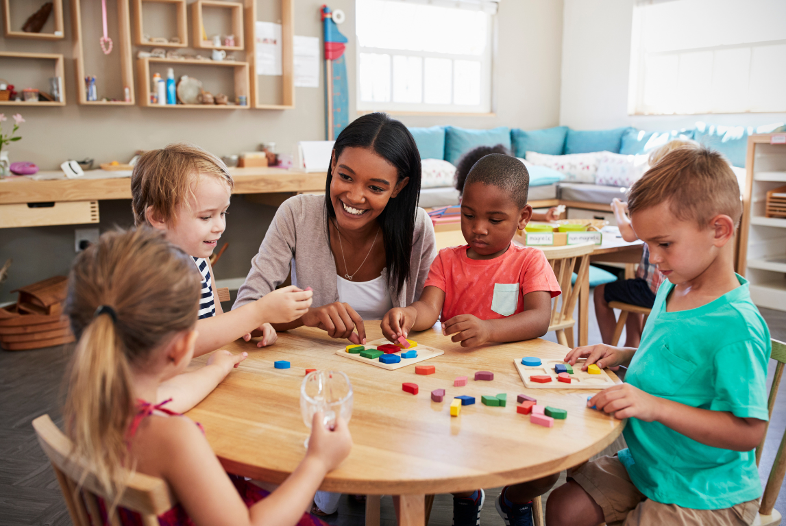 Anak-anak bermain sambil belajar dengan metode Montessori menggunakan mainan edukatif