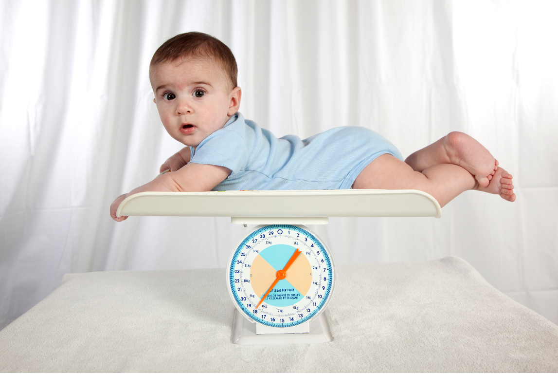 Penimbangan berat badan anak