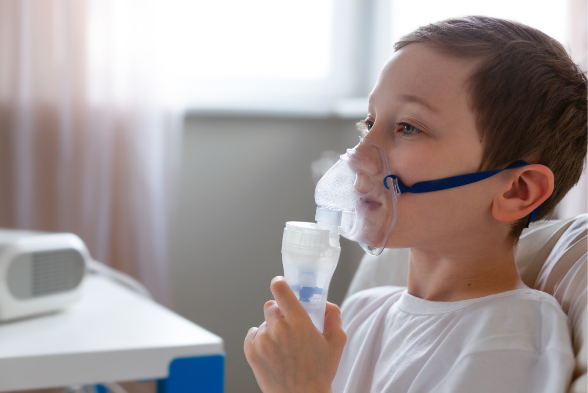 Anak menderita ISPA menggunakan nebulizer untuk membantu pernapasan 